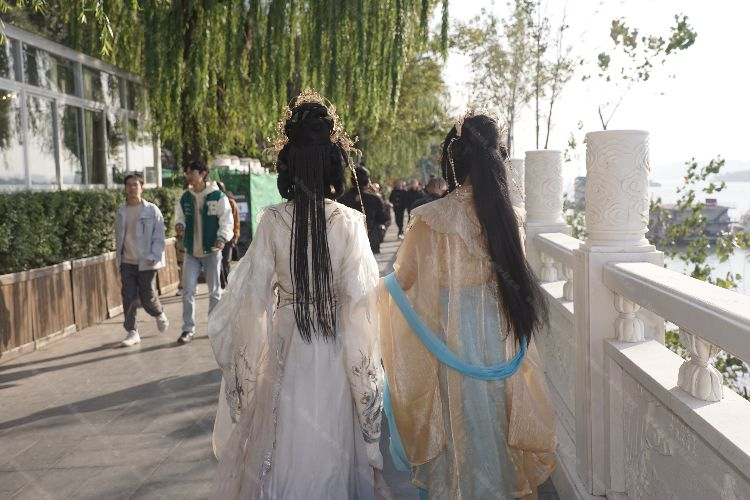 我见青山多妩媚 料青山见我应如是