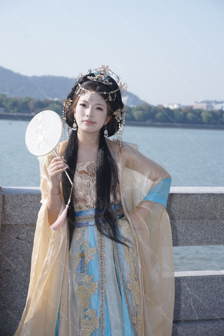 我见青山多妩媚 料青山见我应如是