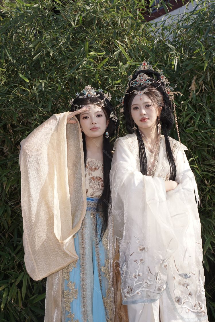 我见青山多妩媚 料青山见我应如是