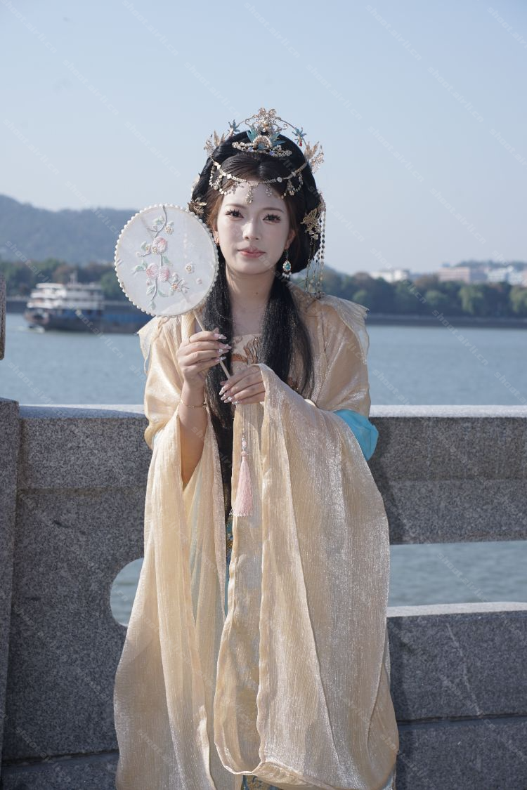 我见青山多妩媚 料青山见我应如是