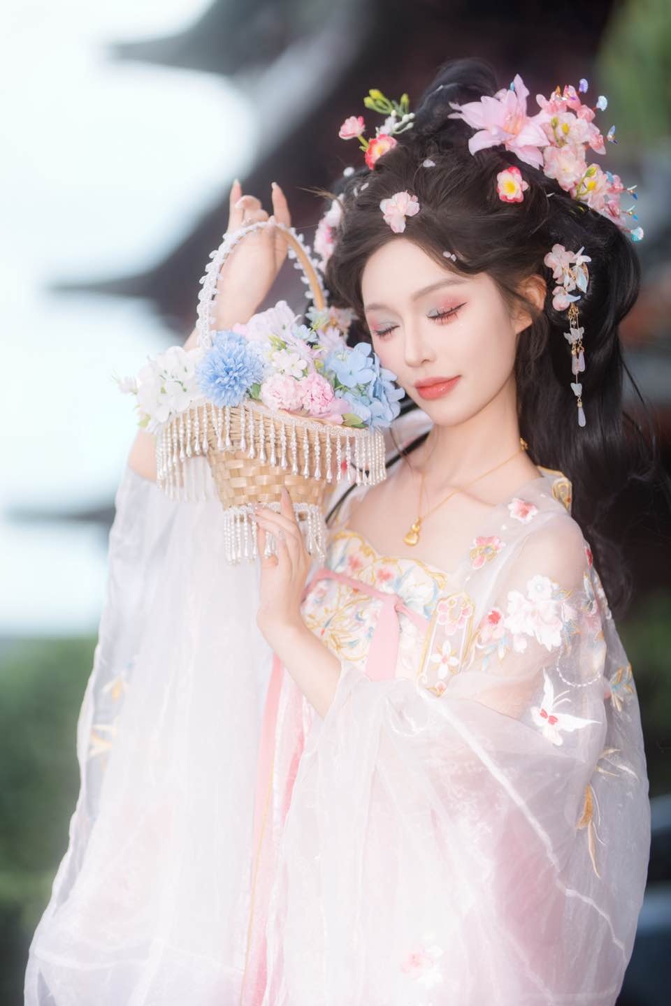 见人间 眼无是非 望岁月 心有玫瑰
