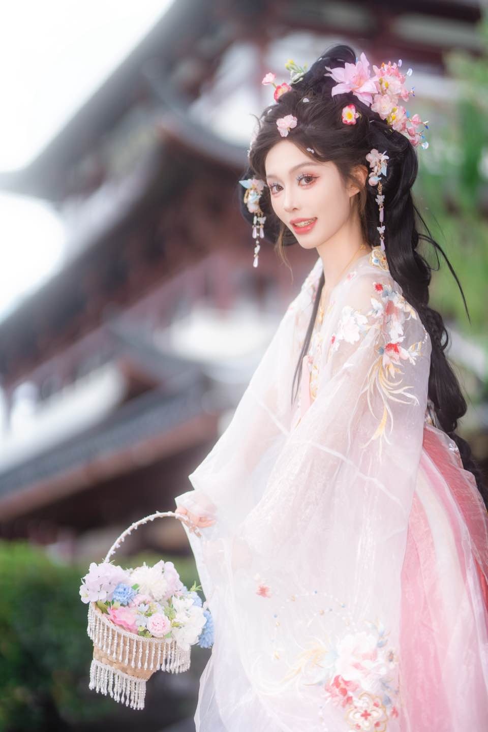 见人间 眼无是非 望岁月 心有玫瑰