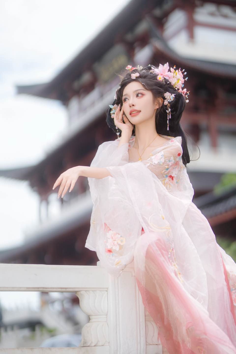 见人间 眼无是非 望岁月 心有玫瑰