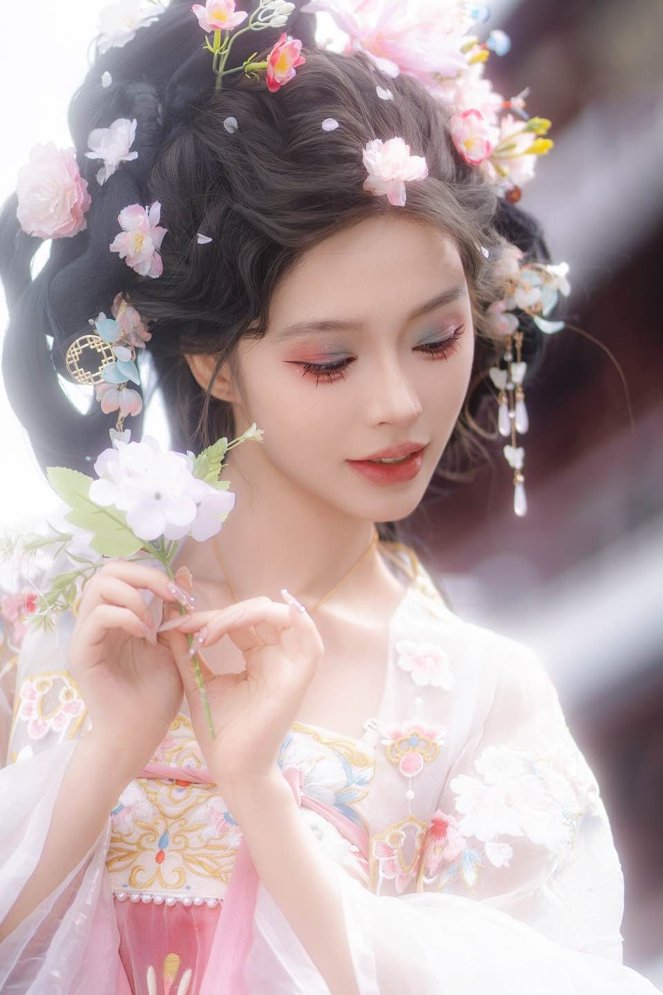 见人间 眼无是非 望岁月 心有玫瑰