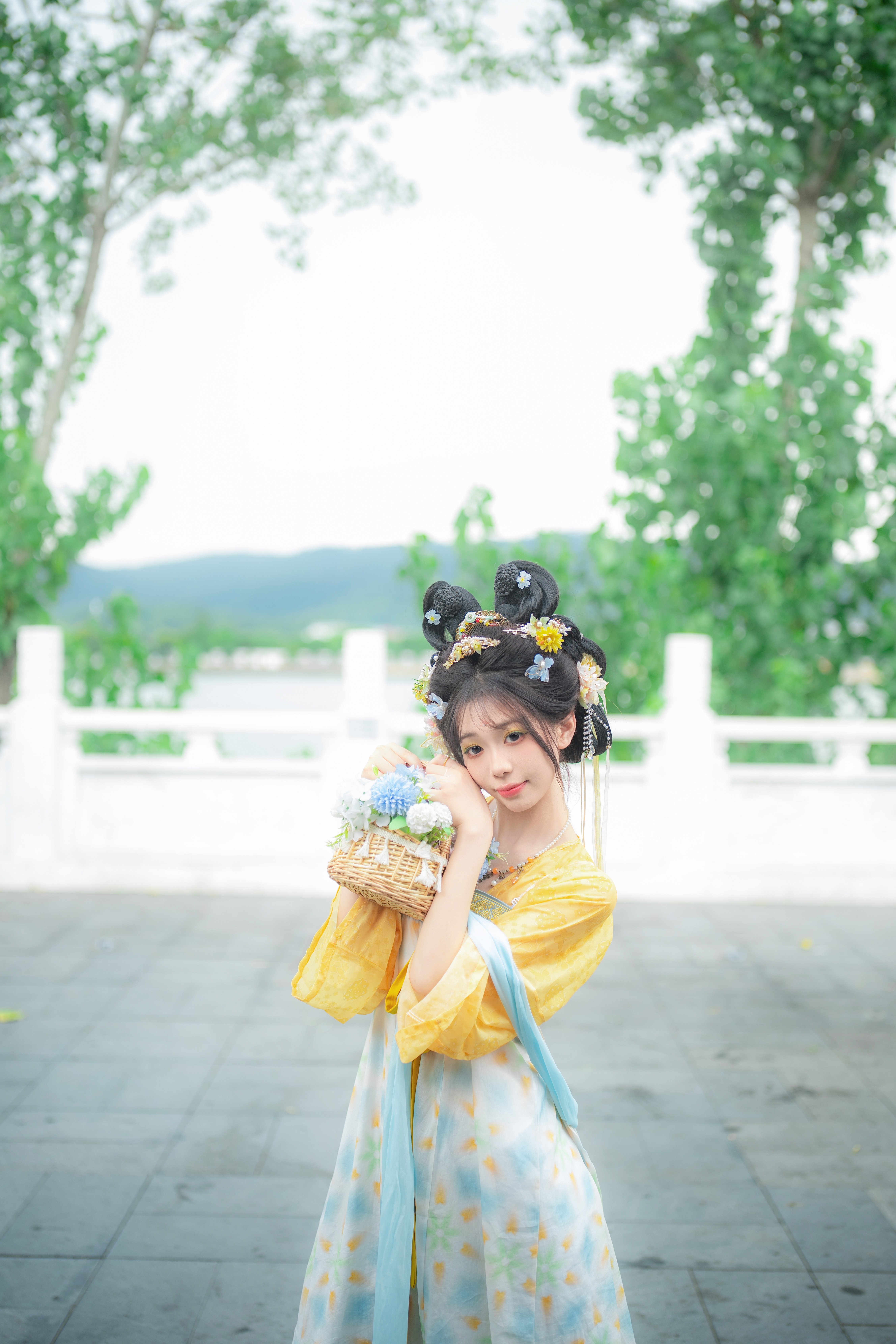 你似春间百花闻 一掠山河万木生